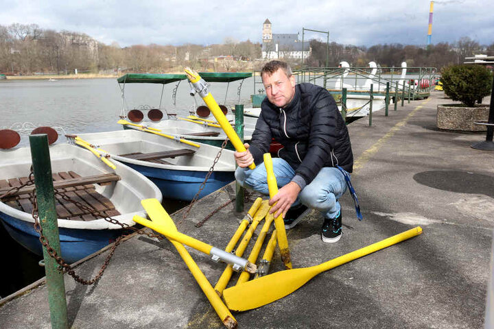 Falko Hirsch (44) zeigt die zerstörten Ruder seiner Boote.