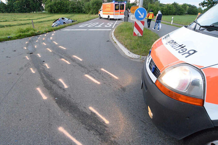 Die Bremsspuren zeigen, mit welcher Wucht der Unfall geschah.