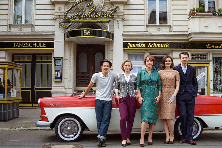 Trystan Pütter, Sonja Gerhardt, Claudia Michelsen, Maria Ehrich und Sabin Tambrea vor der Kulisse der "Tanzschule Galant".