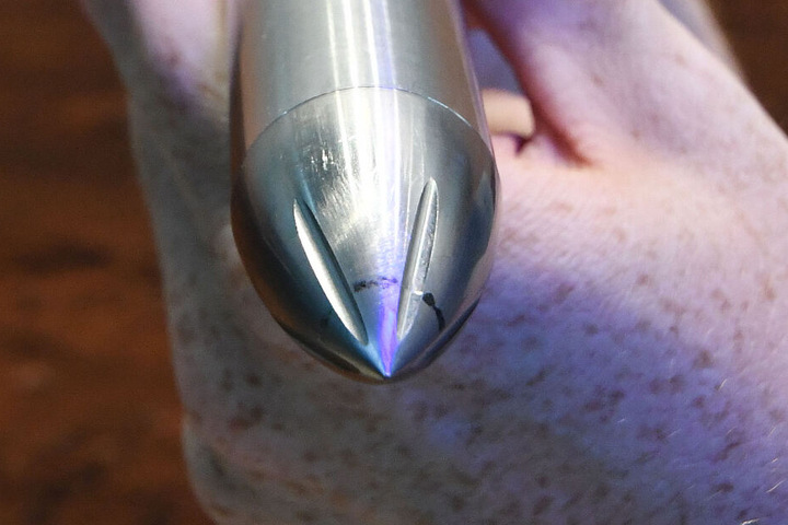 Die Nagelspitze soll sich eigentlich in das Gestein des Mars hämmern, blieb aber aktuell bei 30 Zentimetern stecken.