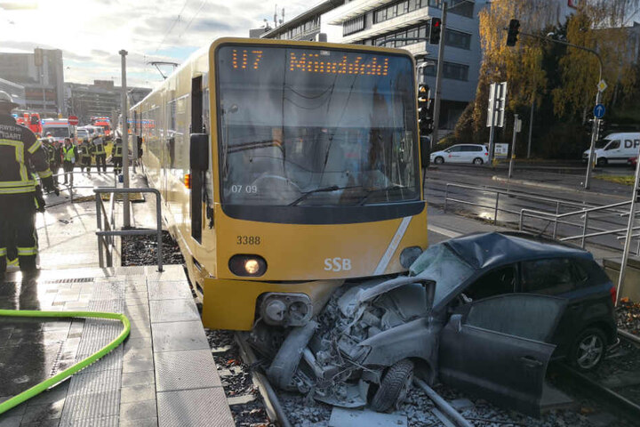 Der VW-Polo und die Stadtbahn der Linie U7 krachten ineinander. Der Fahrer hatte wohl das Rotlicht der Ampel missachtet.