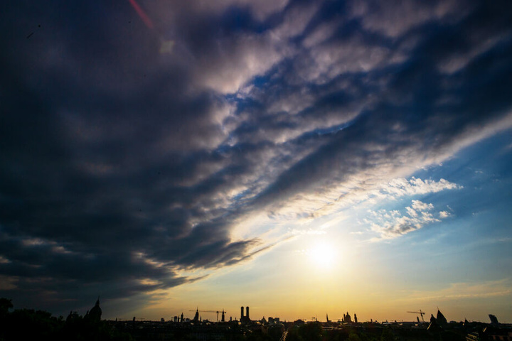 Sonne pur oder Wolkenhimmel? Am Sonntag wird es im Süden Bayerns regnerisch und kühler.