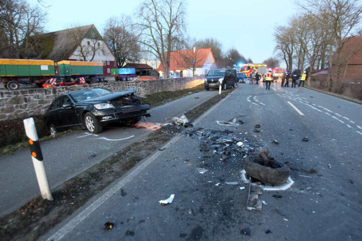 Auch das zweite Auto sieht stark mitgenommen aus.