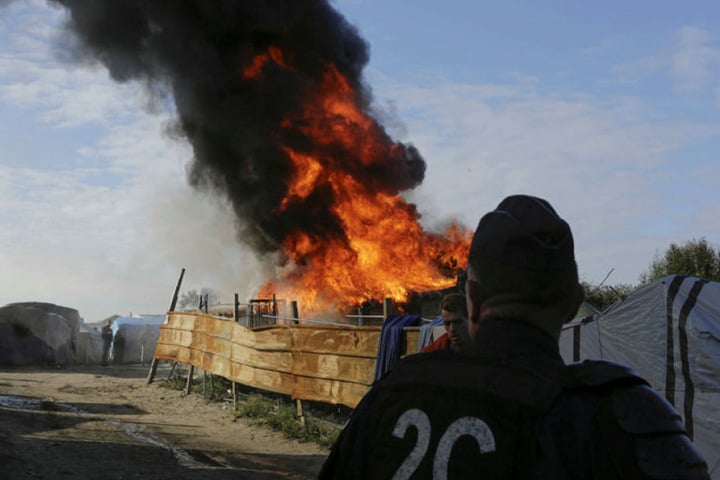 Im Flüchtlingscamp Calais sind Gasflaschen explodiert, ein Flüchtling wurde verletzt.