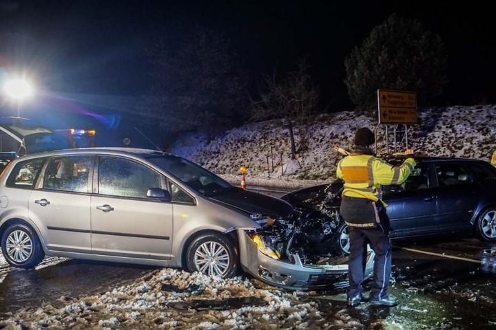 Die Einsatzkräfte mussten während der Aufräumarbeiten den Verkehr umleiten.