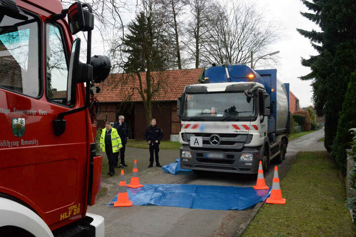 Der Lkw traf den Fußgänger, als er Rückwärts fuhr.