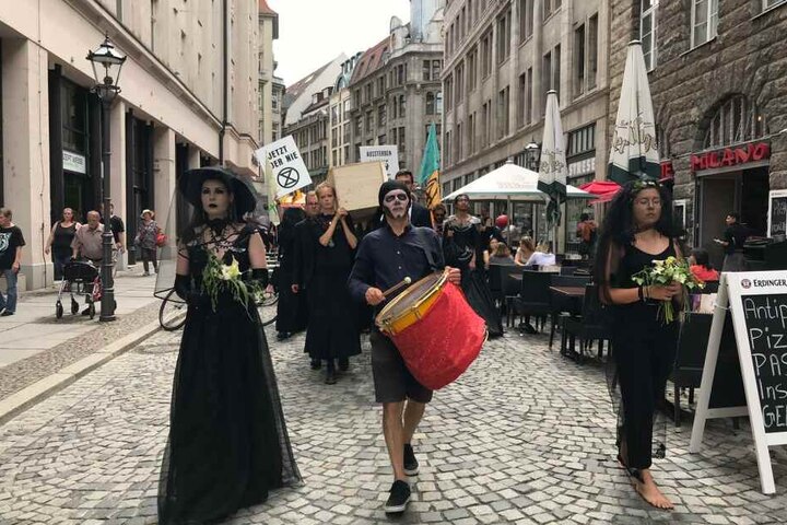 Die Demo zog zahlreiche Blicke in der Leipziger Innenstadt auf sich.