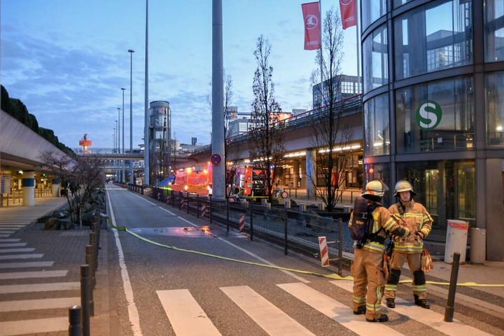 Ein Qualmender Koffer hat einen großen Polizeieinsatz am Hamburger Flughafen ausgelöst.