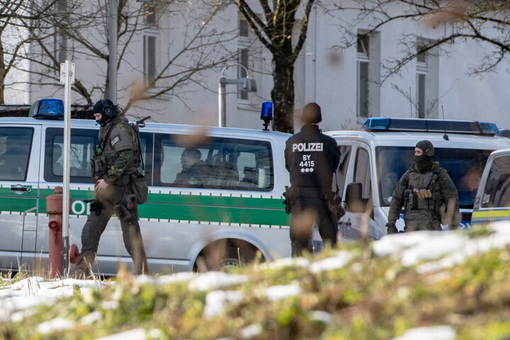 Spezialkräfte der Polizei stehen vor dem Klinikum Mainkofen.