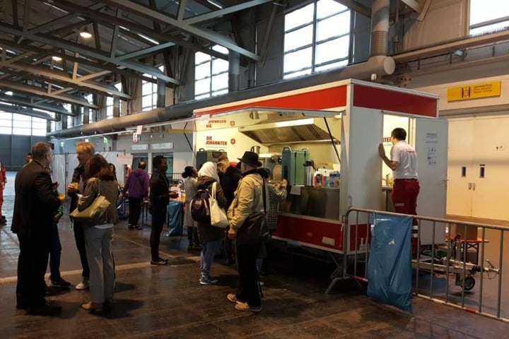 Evakuierte Bürger in einer Messehalle in Frankfurt.