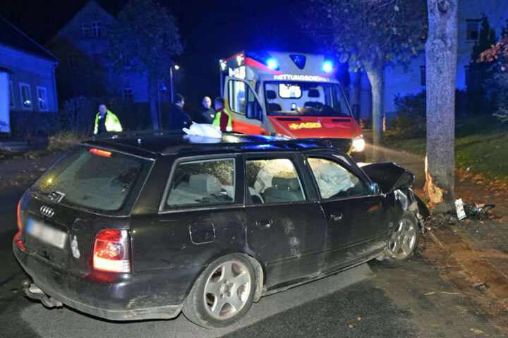 Die Görlitzer waren mit ihrem Audi gegen einen Baum gefahren.