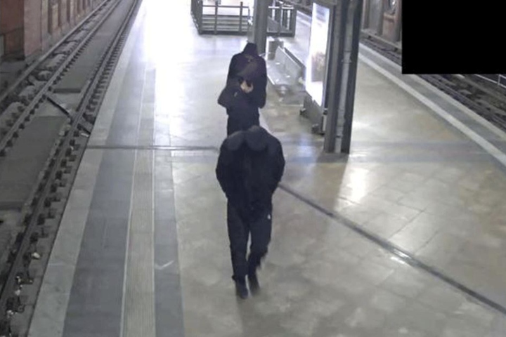 Die drei Personen sind schwarz gekleidet und verstecken offensichtlich ihre Gesichter vor dem Überwachungskameras.