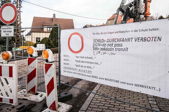 Die Firma brachte an den Bauzäunen witzige, aber ernstgemeinte Plakate an.