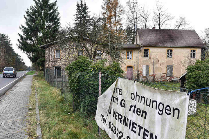 Baufällige Wohnhäuser im kleinen Dorf Alwine an der Landstraße 65.