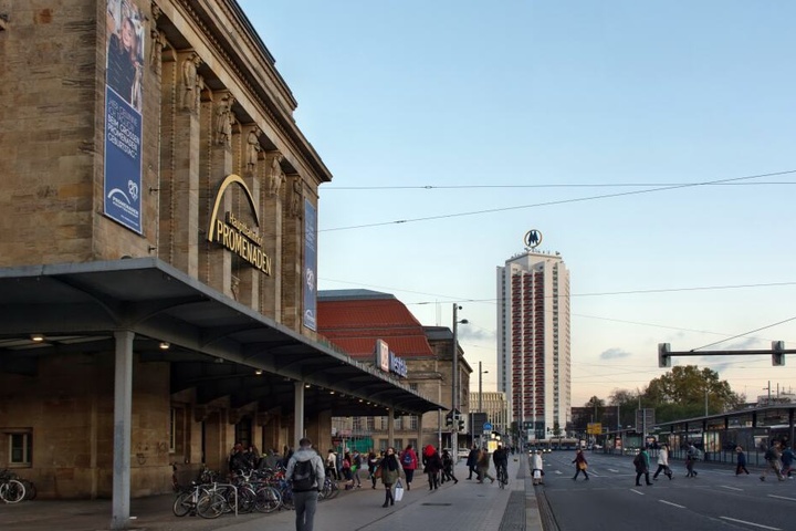 Direkt vor dem Hauptbahnhof wollte die junge Frau die Gleise queren.