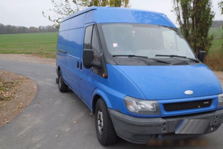 In diesem blauen Transporter wurden in Kisten sieben Iraker geschleust.