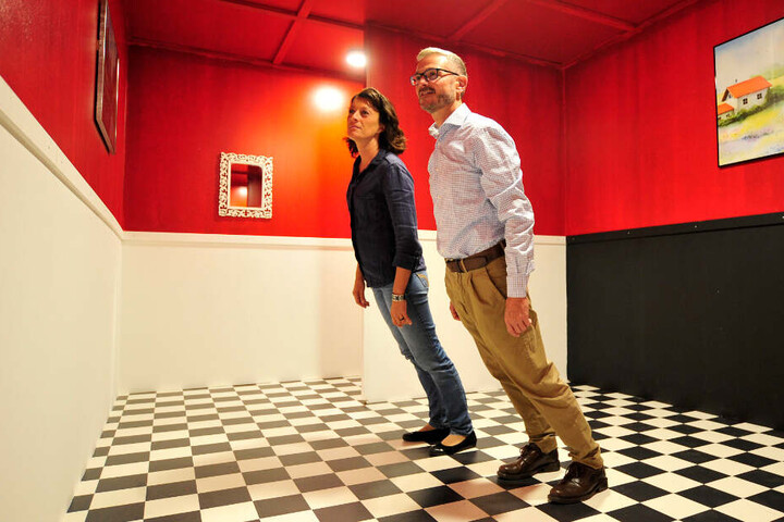 Museumsleiterin Claudia Glashauser (32) und Thomas Staudt (53) stehen im schiefen Zimmer.