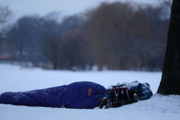 Wer hilfebedürftige Obdachlose sieht, kann an Abenden zwischen den Monaten November und März den Kältebus des Hilfsvereins Alimaus rufen.