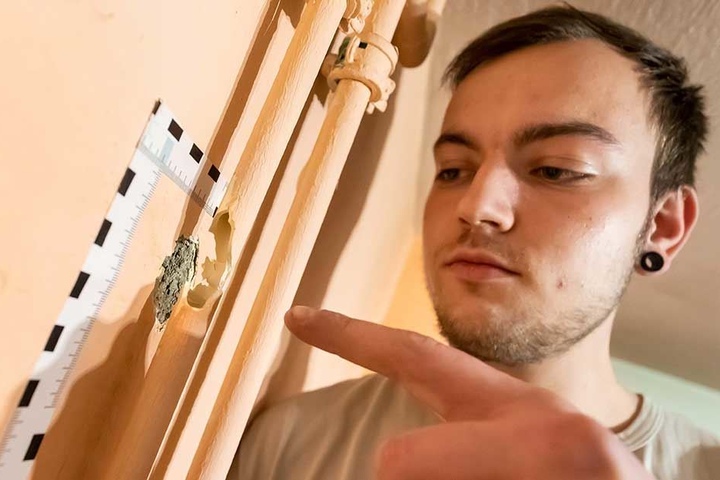 Hier traf eine Kugel das Wasserrohr: Das Zimmer von Fabian Haustein (20) stand unter Wasser.
