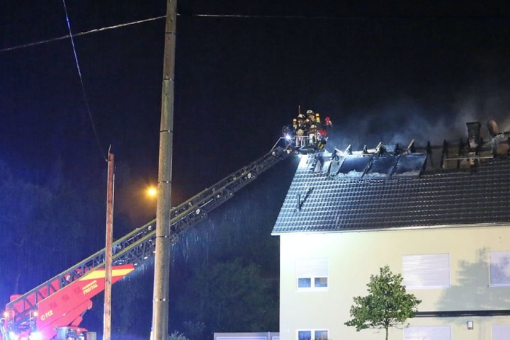 Rund 40 Kameraden waren in Hänichen im Einsatz, um den brennenden Dachstuhl zu löschen.