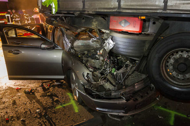 Der Jaguar hob durch den Unfall den Lkw-Anhänger in die Luft.