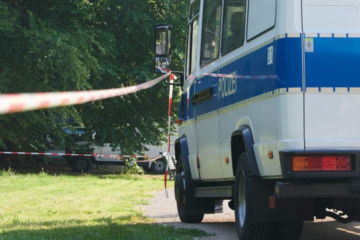 Die Polizei sperrte den Bereich vor dem Wohnhaus ab. (Symbolbild)