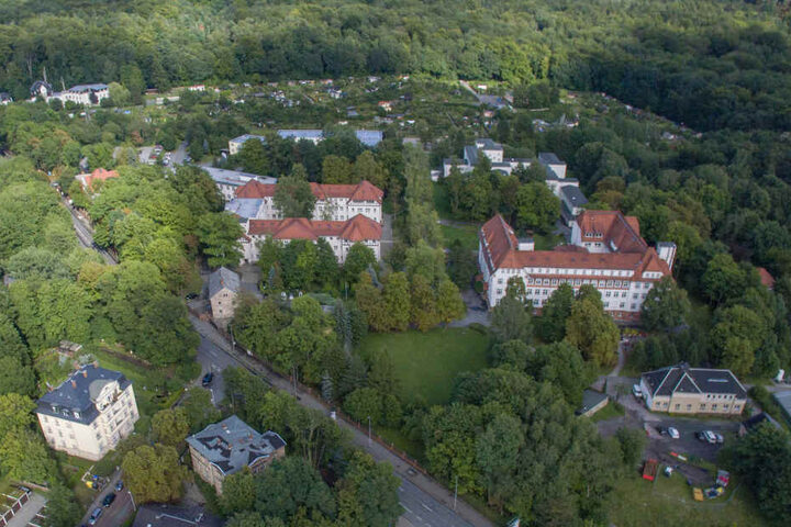 Die Bäume sind gewachsen, die Silhouetten der Gebäude der Klinik in der Dresdner Straße blieben.