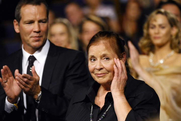 2009: Die Schauspielerin Ursula Karusseit freut sich am Mittwoch im Friedrichstadtpalast in Berlin neben ihrem Laudator, Ex-Boxprofi Henry Maske, über den Medienpreis Goldene Henne.