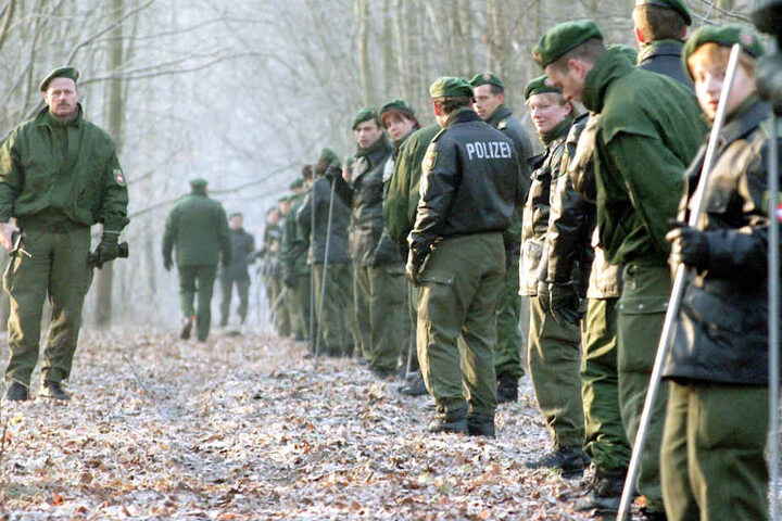 Die Polizei durchsuchte vor fast 18 Jahren die Gegend, in der die Jugendliche verschwand, fand aber keine Spur von ihr.