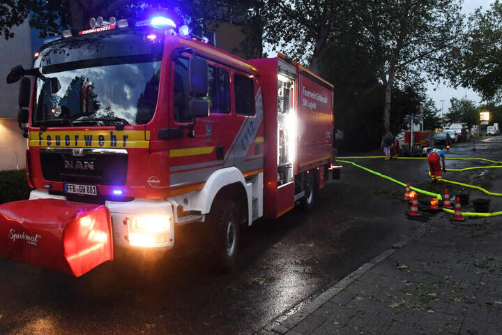 Eine Tiefgarage in Bayern wird von der Feuerwehr ausgepumpt, nachdem starker Niederschlag mit Hagel hier niedergegangen war.