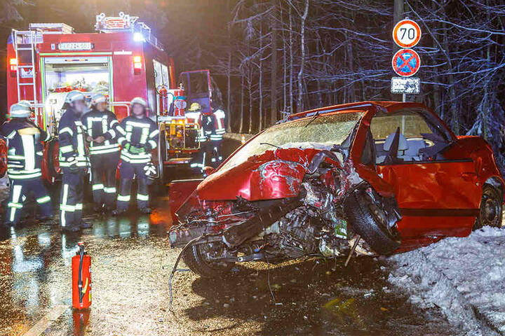 Die junge Frau wurde in ihrem Fahrzeug eingeklemmt und musste von der Feuerwehr befreit werden.