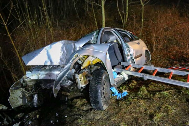 Die Fahrerin wurde in ihrem Auto eingeklemmt und musste von der Feuerwehr befreit werden.