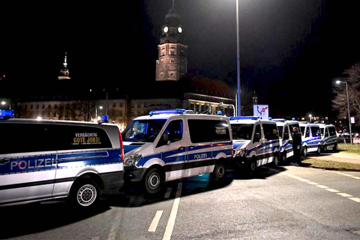 Die Polizei ist mit gut 1000 Beamten im Einsatz, wird von tschechischen Einsatzkräften unterstützt.