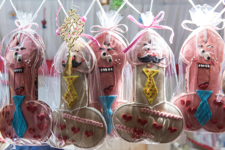 Penisse aus Lebkuchen mit Gesichtern und Schnurrbart - wer will so ein zuckersüßes Gebäck nicht?