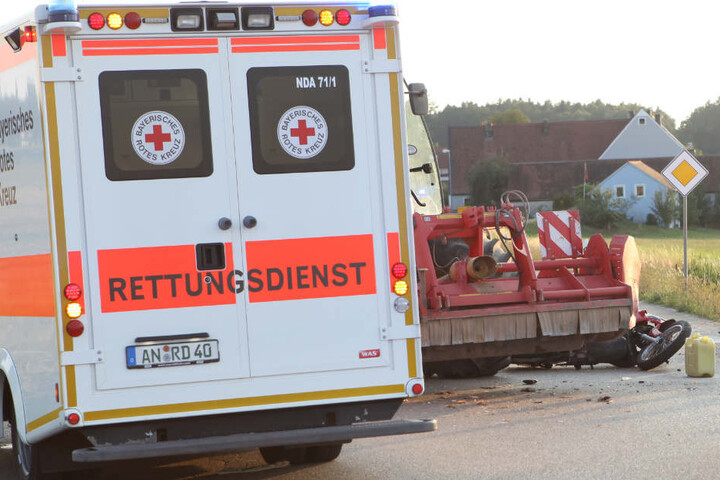Die Rettungskräfte mussten den Mann vor Ort versorgen. Er wurde lebensgefährlich verletzt.