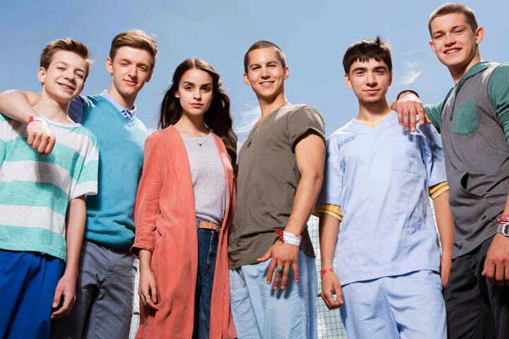 Hugo (Nick Julius Schuck, l-r), Alex (Timur Bartels), Emma (Luise Befort), Leo (Tim Oliver Schultz), Toni (Ivo Kortlang) und Jonas (Damian Hardung) aus der TV-Serie "Club der roten Bänder".