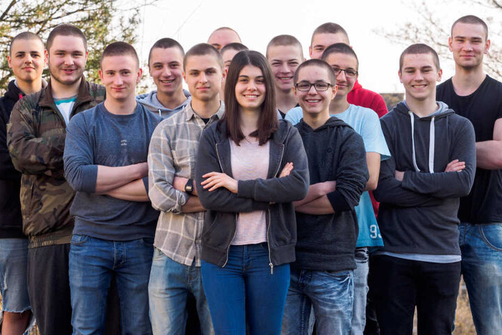 Das einzige Mädchen in der Klasse schnitt seine langen Haare zwar nicht ganz, aber um gut 20 Zentimeter ab.