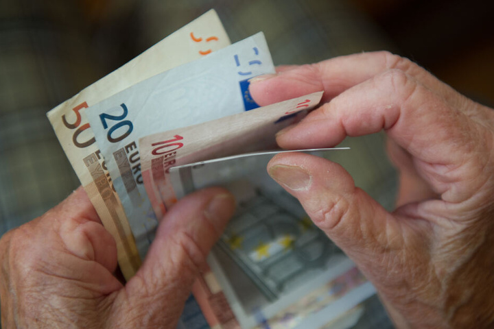Besonders auf das Geld von Rentnern haben es die Betrüger abgesehen. (Symbolbild)