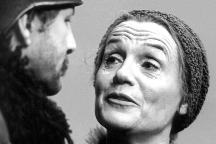 1978 stand Gisela May als Mutter Courage mit Peter Aust in einer Aufführung eines Brecht-Klassikers am Berliner Ensemble in Ost-Berlin auf der Bühne.