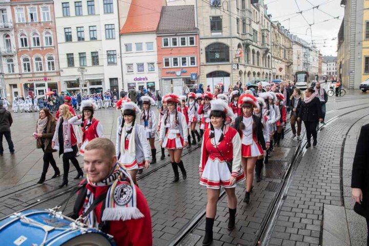 Die Narren auf dem Weg zum Rathaus.