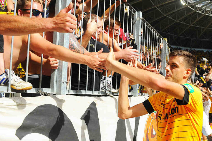 Das erste Bad bei den Fans: Alexander Jeremejeff klatscht nach der Partie mit den schwarz-gelben Anhängern ab.