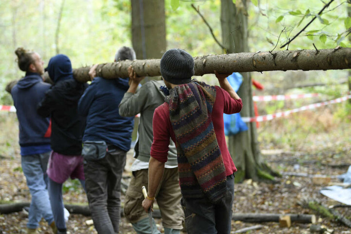 Aktivisten sammelten am Sonntag neues Material am Hambacher Wald.