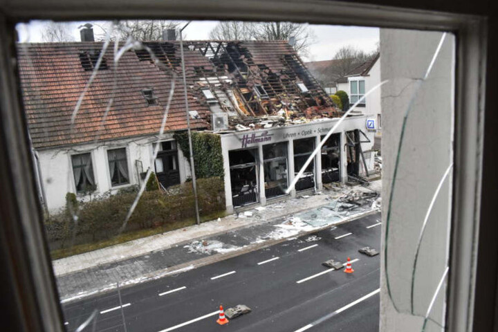 Auch an Nachbargebäuden zerbrachen die Fensterscheiben.