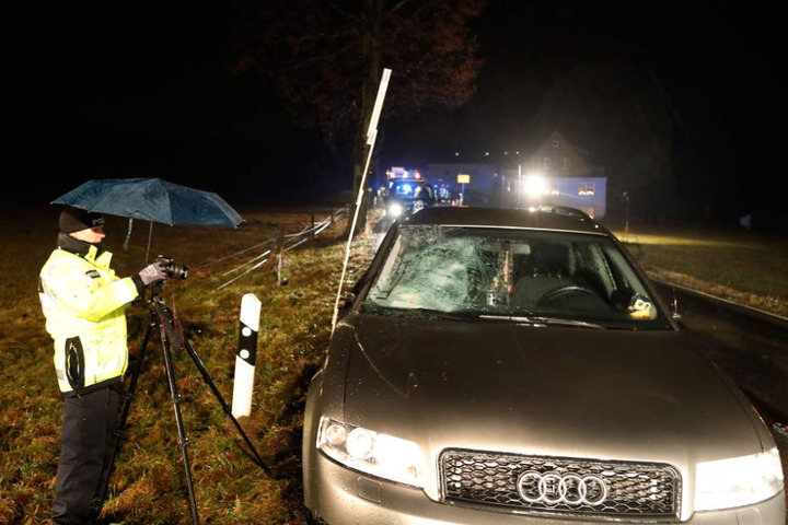 Der Audi geriet nach dem Unfall noch in den Gegenverkehr.