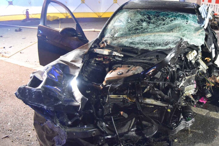 Der BMW wurde bei dem heftigen Crash komplett zerstört.