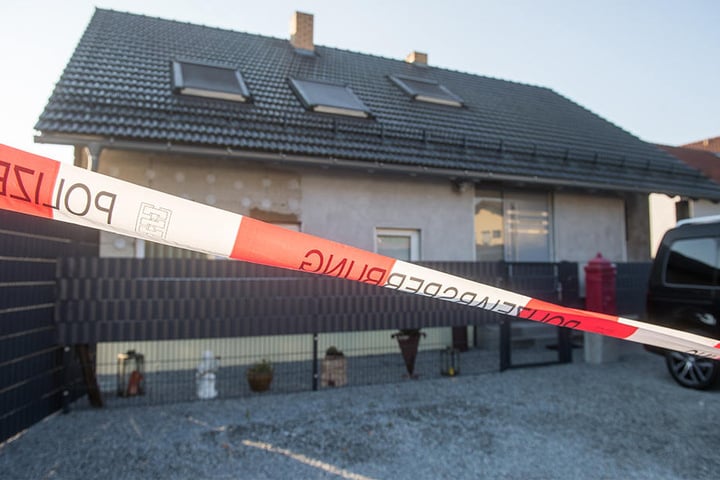 Am Mittwochnachmittag ist es in Kirchroth zu der Bluttat gekommen. Die Polizei sperrte den Tatort ab.