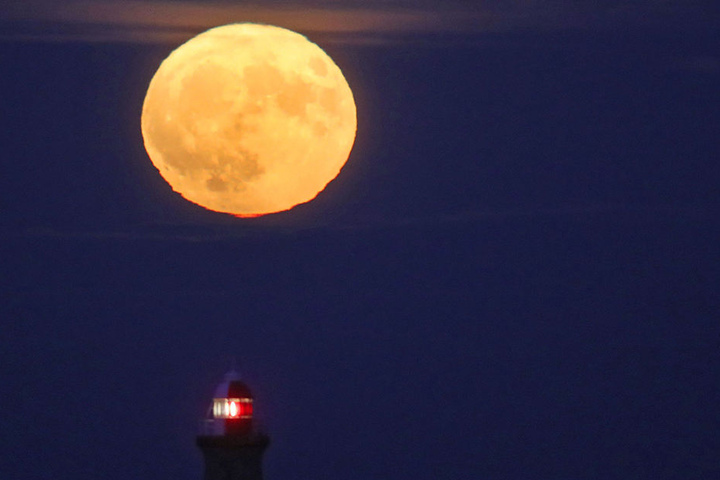 Auch hier: Der Winter-Supermond leuchtet am 03.12.2017 über einem Leuchtturm in South Shields ...