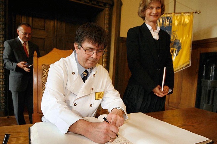 Großer Moment im Rathaus: Meyer trug sich 2009 als Innungs-Obermeister am Rande von "600 Jahre Bäckerinnung Chemnitz " im Beisein von OB Barbara Ludwig (55, SPD) ins Goldene Buch ein.