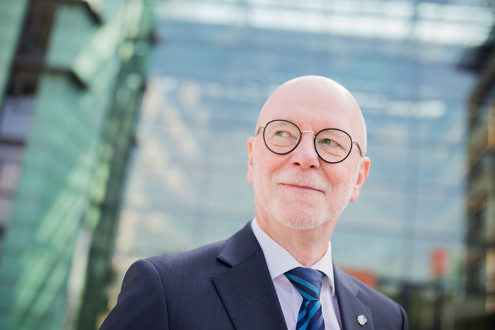Der Kölner Polizeipräsident Uwe Jacob (63) äußerte sich nach der Bombendrohung gegen das Rathaus.
