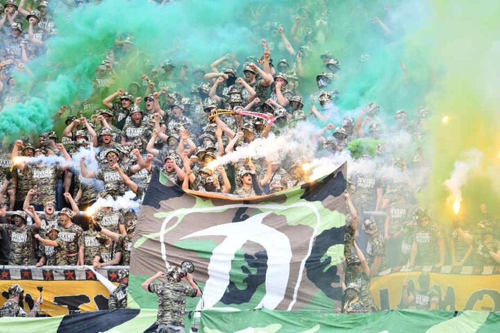 Während der Zweitliga-Partie am Sonntag ließen Dynamos-Anhänger auch unter dem Applaus der Karlsruher Haupttribüne plakativ einen Panzer rollen, erklärten dem DFB symbolisch den Krieg.